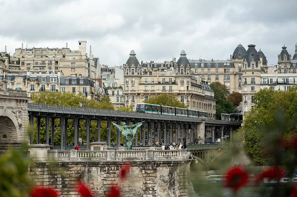 エッフェル塔前のビル・アケム橋