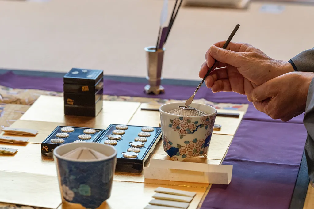 香元が香木を丁寧に置く