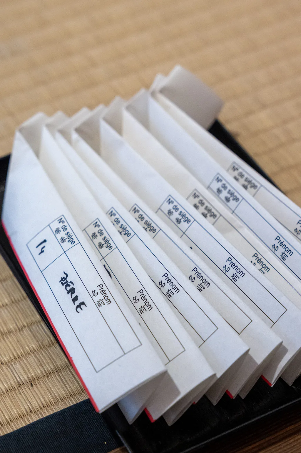 答えを記入する手記録紙