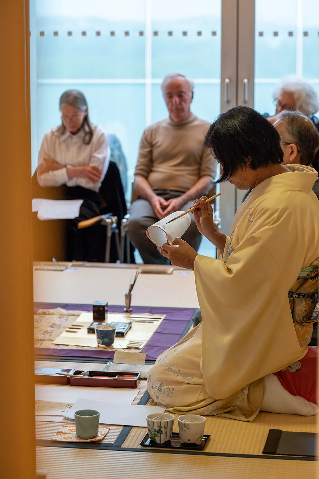 答えを書きうつす執筆と、発表を待つ参加者