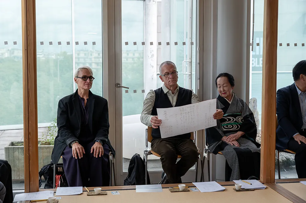 奉書を確認する参加者たち