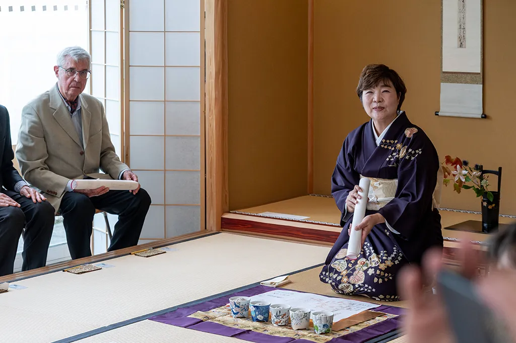 香元が奉書を渡す