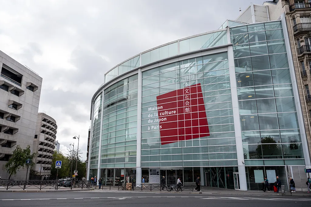 エッフェル塔近くのパリ日本文化会館