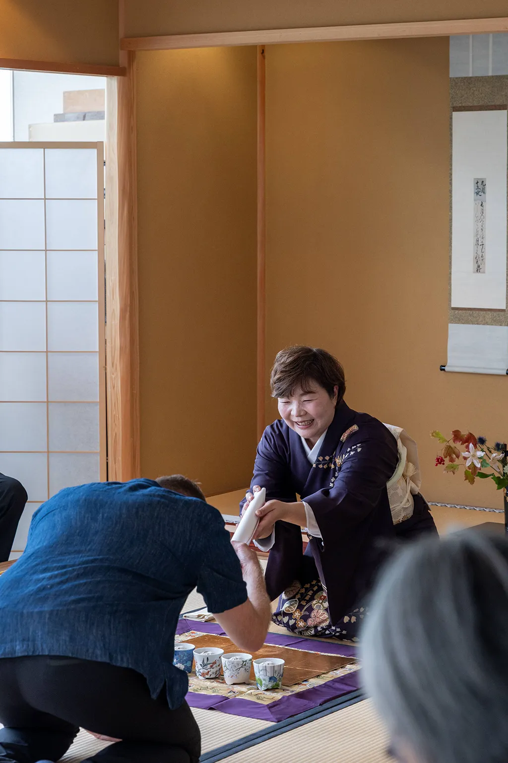 記念の奉書を受け取る参加者