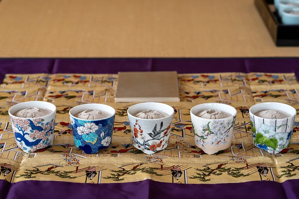 畑萬陶苑の新作、鍋島焼『源氏物語聞香炉』