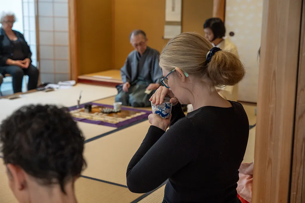 真剣に香りを聞く参加者